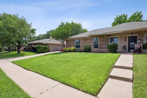 817 Blessing Creek Dr, Euless, TX 76039