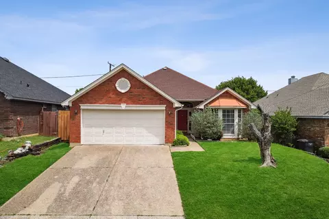 645 Cross Ridge Cir N, Fort Worth, TX 76120