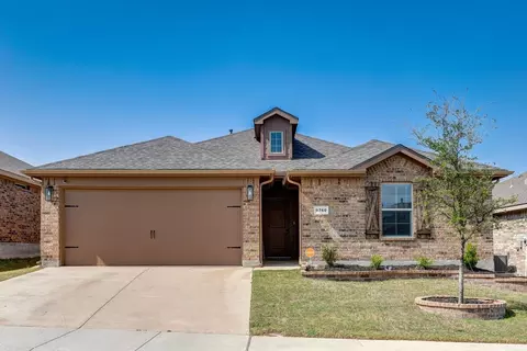 9760 Walnut Cove Dr, Fort Worth, TX 76108
