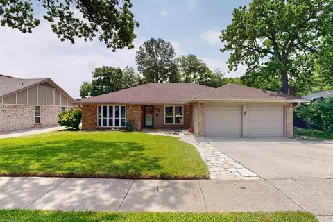 824 Spring Lake Dr, Bedford, TX 76021