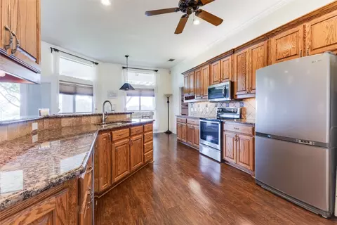 Kitchen - 7031 Singleton Rd, Midlothian, TX 76065 photo 3 of 4