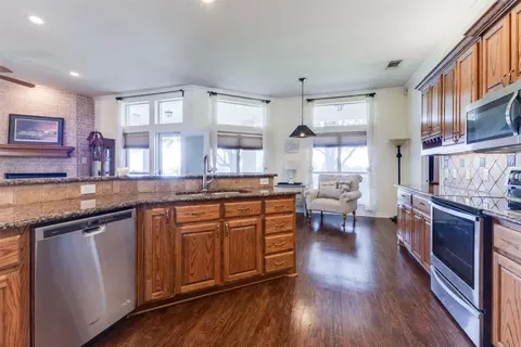 Kitchen - 7031 Singleton Rd, Midlothian, TX 76065 photo 4 of 4