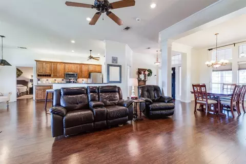 Living - 7031 Singleton Rd, Midlothian, TX 76065 photo 3 of 4