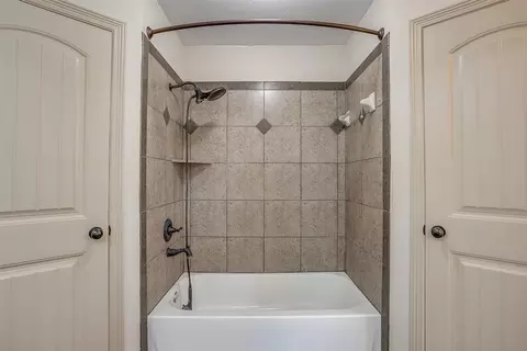 Bath - 210 E Arbor Ct, Springtown, TX 76082 photo 3 of 5