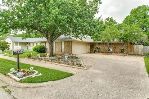 1033 Kings Manor Dr, Lake Dallas, TX 75065