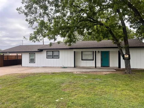 101 N First St, Bangs, TX 76823
