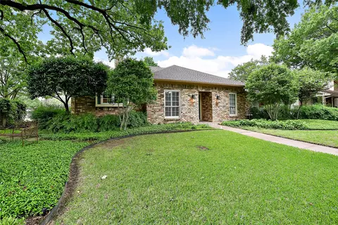 1910 Surrey Oaks Ct, Arlington, TX 76006
