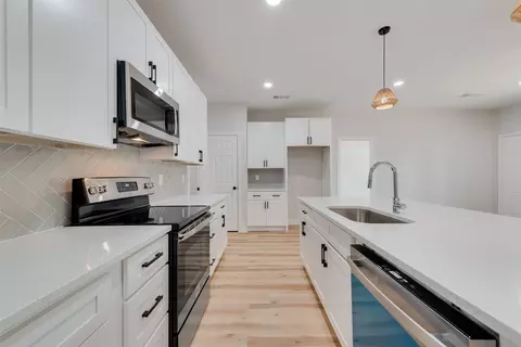 Kitchen - 236 Lakeview Cir, Eustace, TX 75124 photo 2 of 2