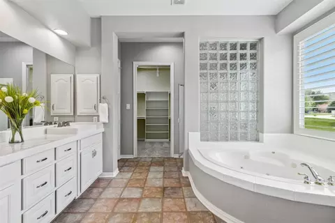 Bath - 317 E Carruth Ln, Double Oak, TX 75077 photo 3 of 6
