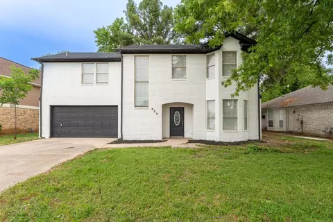 523 W Crossland Blvd, Grand Prairie, TX 75052