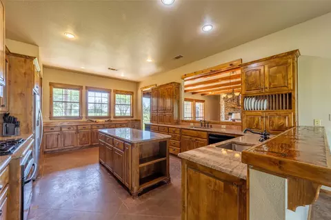 Kitchen - 1150 Dps Tower Rd, Perrin, TX 76486 photo 2 of 4