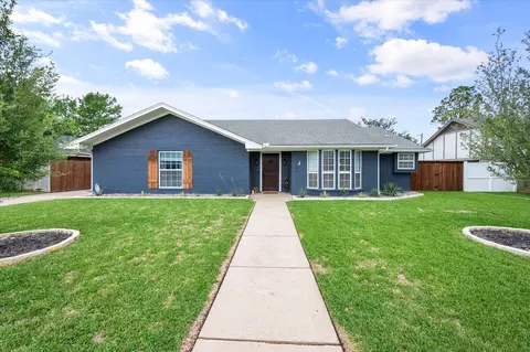 4702 Lake Park Dr, Arlington, TX 76016