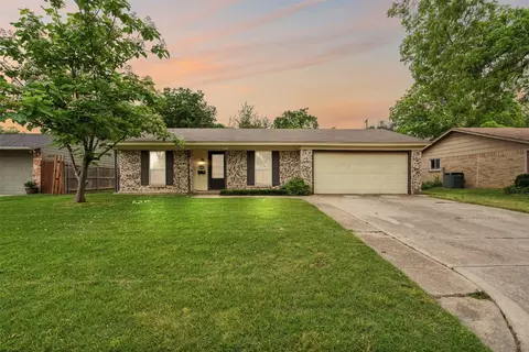 225 NW Wintercrest Rd, Burleson, TX 76028