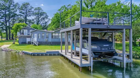 201 Kiowa Dr W, Lake Kiowa, TX 76240