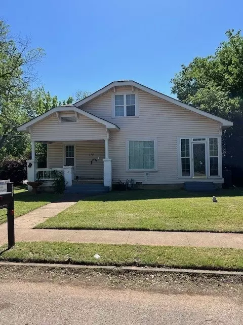 110 S Field St, Cleburne, TX 76033