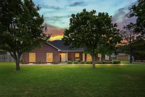 812 N Ash St, Lindsay, TX 76250