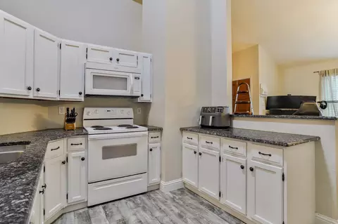 Kitchen - 3011 Post Oak Dr, Euless, TX 76039 photo 2 of 3