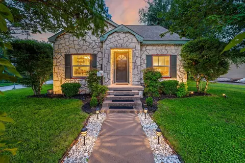 121 S Travis St, Granbury, TX 76048