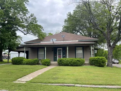 306 E Main St, Wolfe City, TX 75496