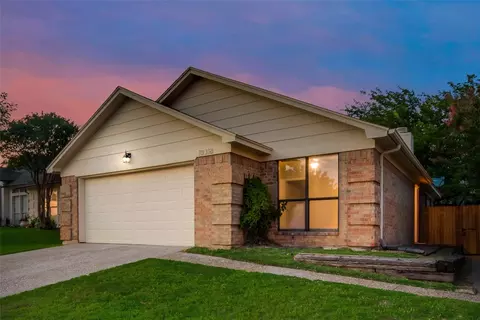 10318 Lone Pine Ln, Fort Worth, TX 76108
