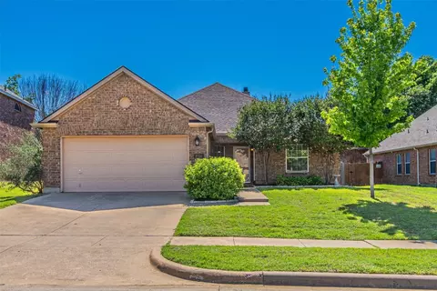8306 Carallia Ct, Arlington, TX 76002