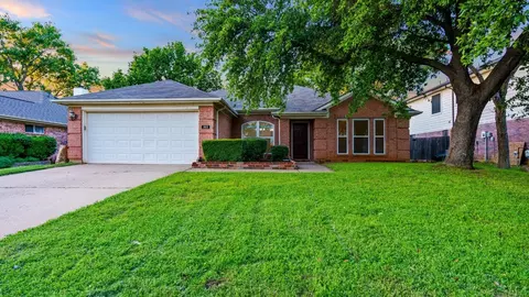 323 Stately Oak Ln, Lake Dallas, TX 75065