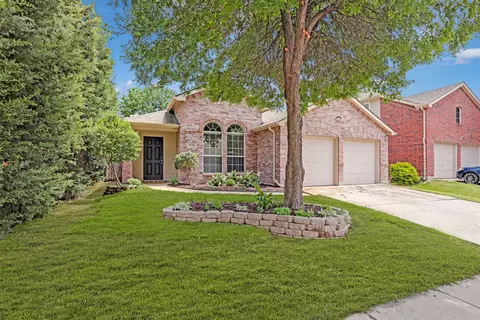 1122 Blue Jay Dr, Aubrey, TX 76227