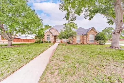 811 Woodland Trl S, Bowie, TX 76230