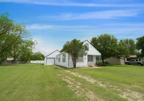 211 S Hickory St, Muenster, TX 76252