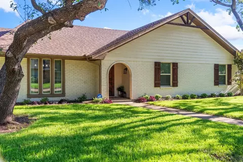 2546 Huntwick St, Grand Prairie, TX 75050