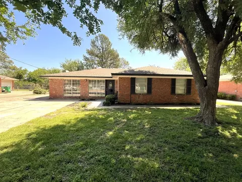 1112 Magnolia St, Gainesville, TX 76240