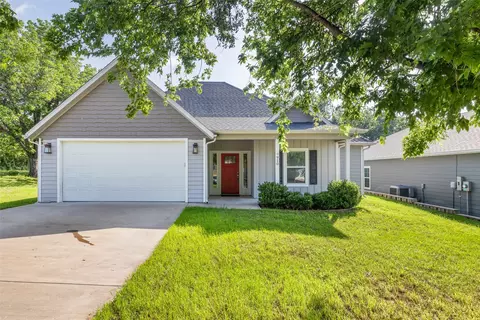 910 Victoria Ct, Granbury, TX 76048