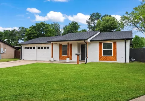 413 Town Creek Dr, Euless, TX 76039