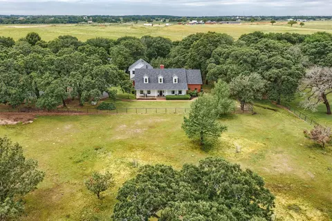 8476 Wynelle Ct, Pilot Point, TX 76258