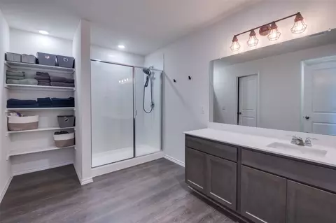 Bath - 1016 Euston St, Denton, TX 76209 photo 2 of 3