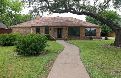 2509 Oakwood Dr, Grand Prairie, TX 75050