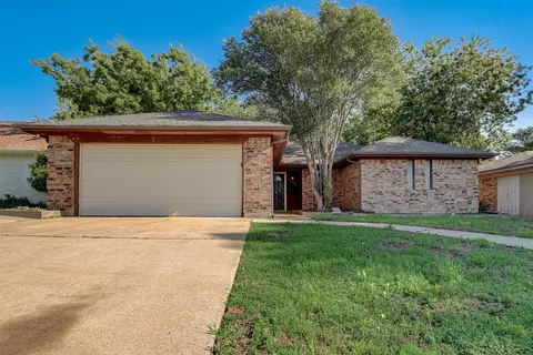 3412 Park Lake Dr, Fort Worth, TX 76133