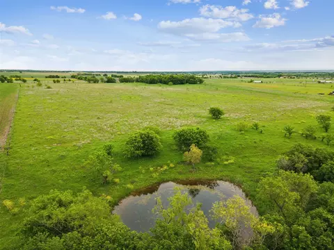 833 S Bois D Arc St, Grandview, TX 76050