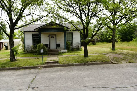 1109 S Concho St, Coleman, TX 76834