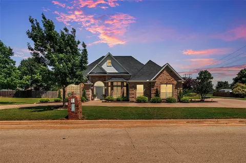 2003 S Falcon Dr, Decatur, TX 76234
