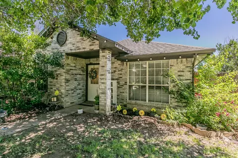 724 Oak Park Dr, Azle, TX 76020