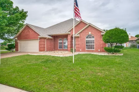 828 Sky Wood Ct, Saginaw, TX 76179