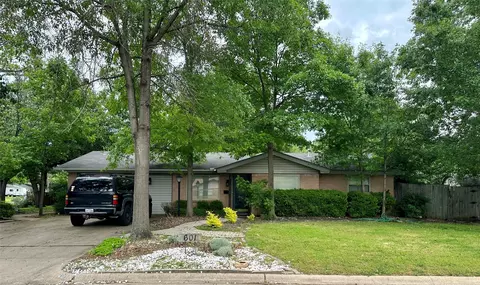 601 S Mills Dr, Euless, TX 76040