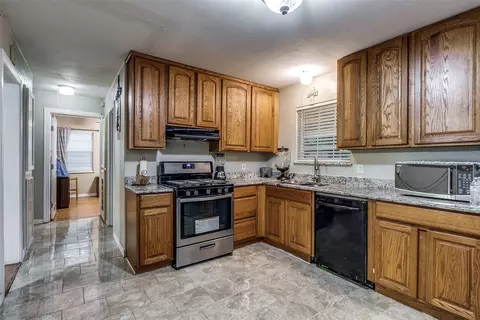 Kitchen - 1017 Bluebonnet Ln, Mesquite, TX 75149 photo 2 of 2
