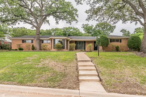 524 Oak Park Dr, Hurst, TX 76053