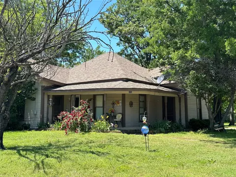 200 S Hubbard St, Alvord, TX 76225