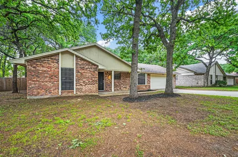 1124 Wood Ridge Dr, Azle, TX 76020
