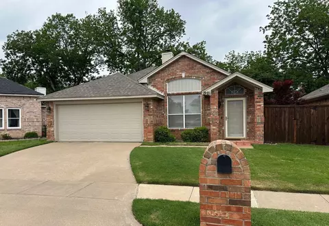 1901 Pine Ridge Dr, Bedford, TX 76021