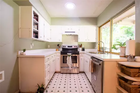 810 Rockwall Dr, Euless, TX 76039