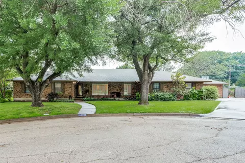 1305 Hilltop Ct, Edgecliff Village, TX 76134
